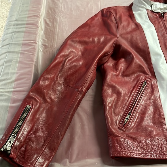 NWT men’s burgundy heavy leather jacket. Very well designed with brass zippers - Picture 4 of 16